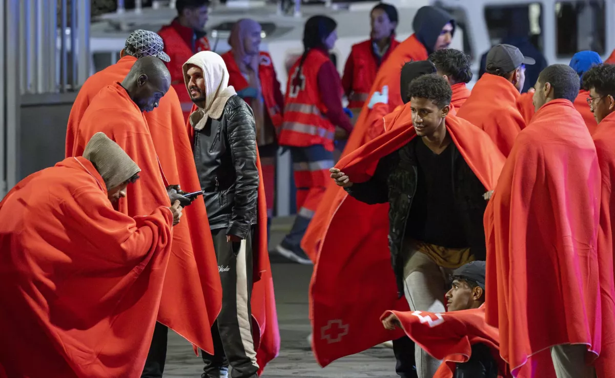 Imagen de unas personas migrantes rescatadas por Salvamento Marítimo / EFE