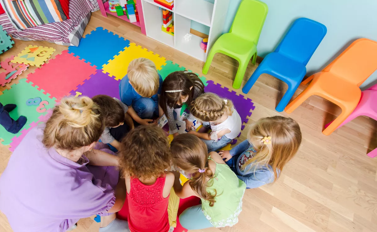 Imagen de niños y niñas en la guardería / CANVA
