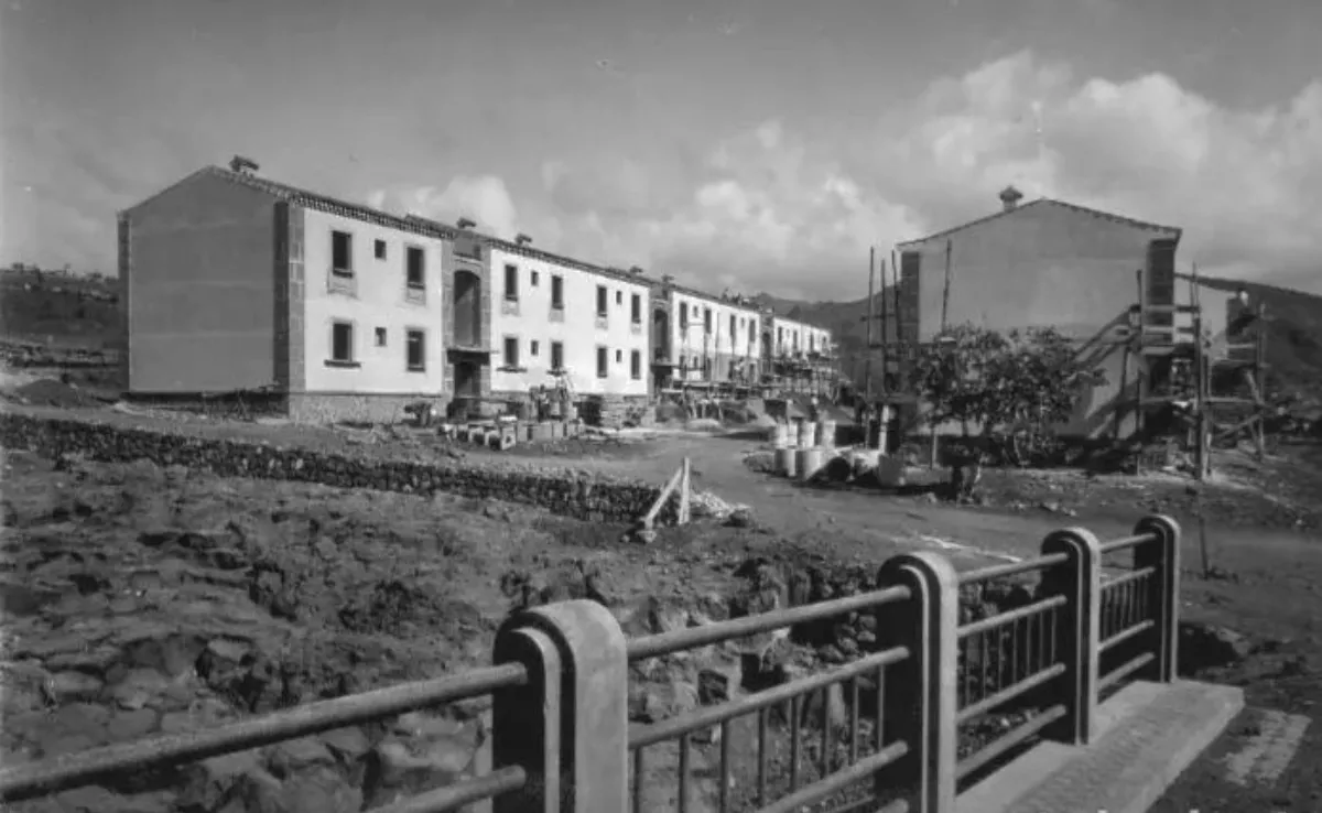 Construcción de las 96 viviendas de García Escámez, en el siglo XX./ ARCHIVO