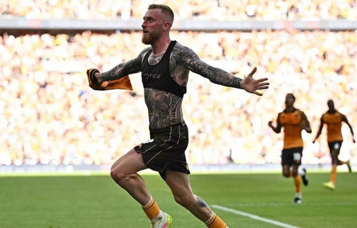 El examarillo Oli Mcburnie tras anotar el gol del ascenso del Hull City. BBC