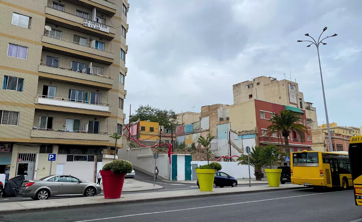 Viviendas de La Isleta vistas desde Plaza Ingeniero Manuel Becerra / ARIADNA MARTÍNEZ - ATLÁNTICO HOY