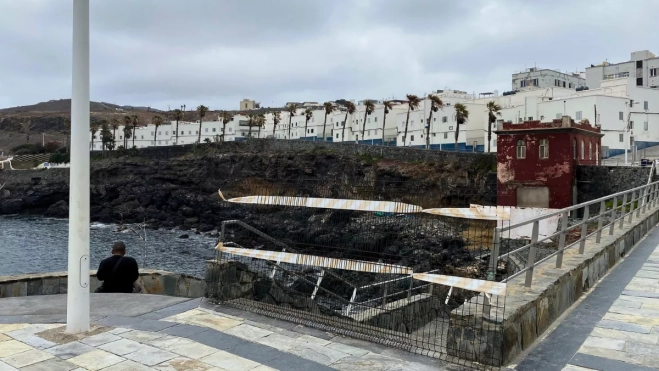 La casa roja mencionada por González y una parte del paseo de Las Canteras, en la zona de La Isleta, vallado / ARIADNA MARTÍNEZ - ATLÁNTICO HOY La casa roja mencionada por González y una parte del paseo de Las Canteras, en la zona de La Isleta, vallado / ARIADNA MARTÍNEZ - ATLÁNTICO HOY