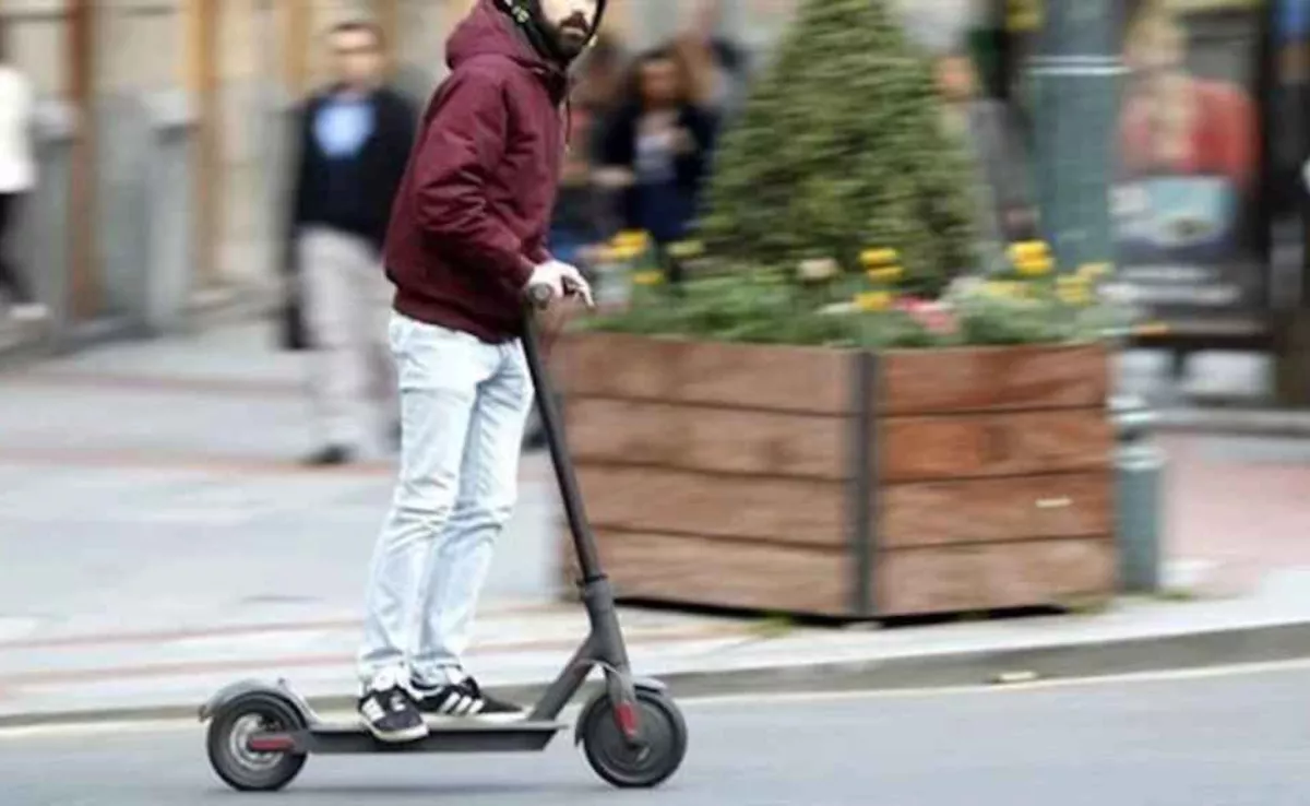 Imagen de una persona en un patinete eléctrico / EFE