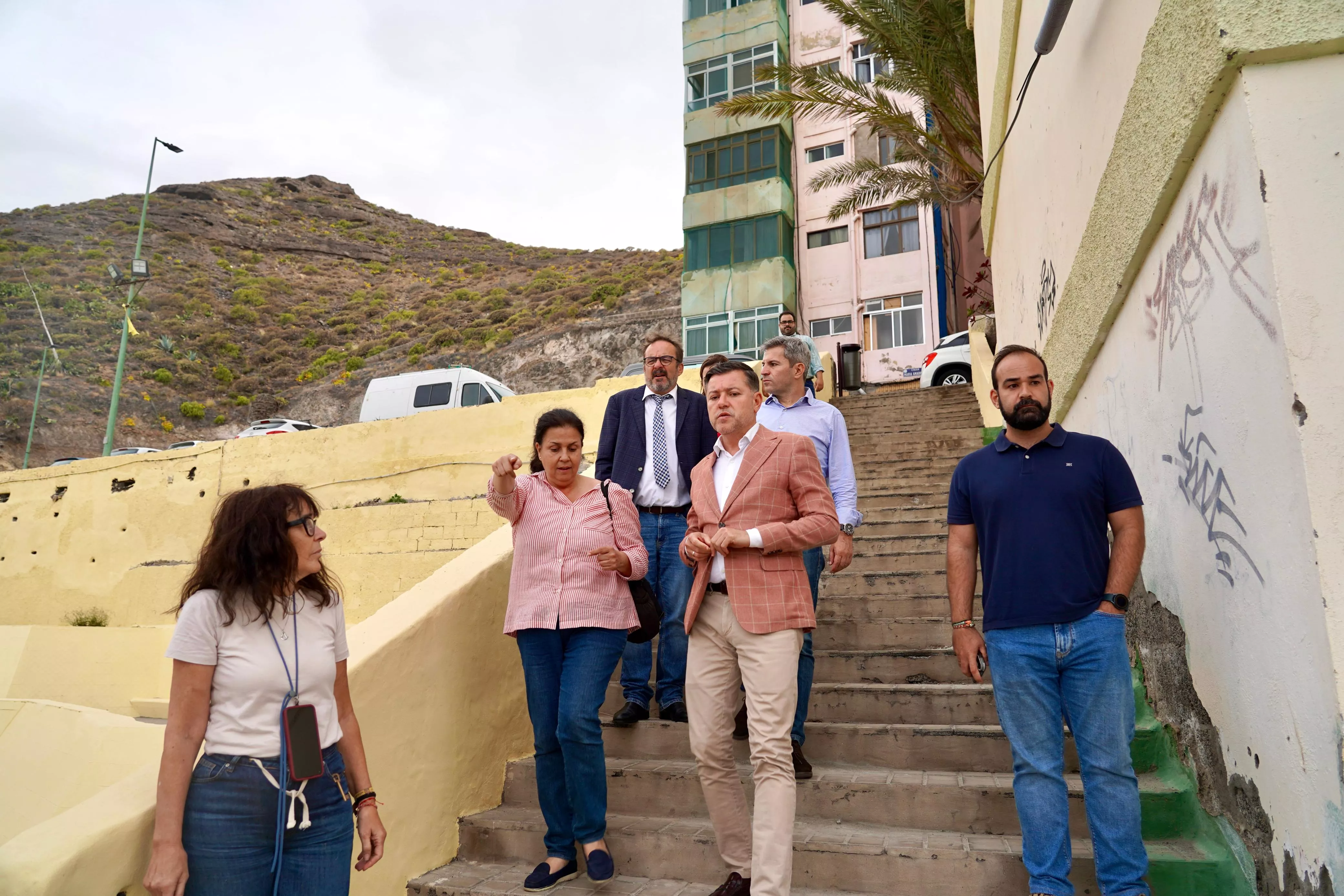 Representantes de Primero Canarias en el barrio de Hoya de la Plata. AH
