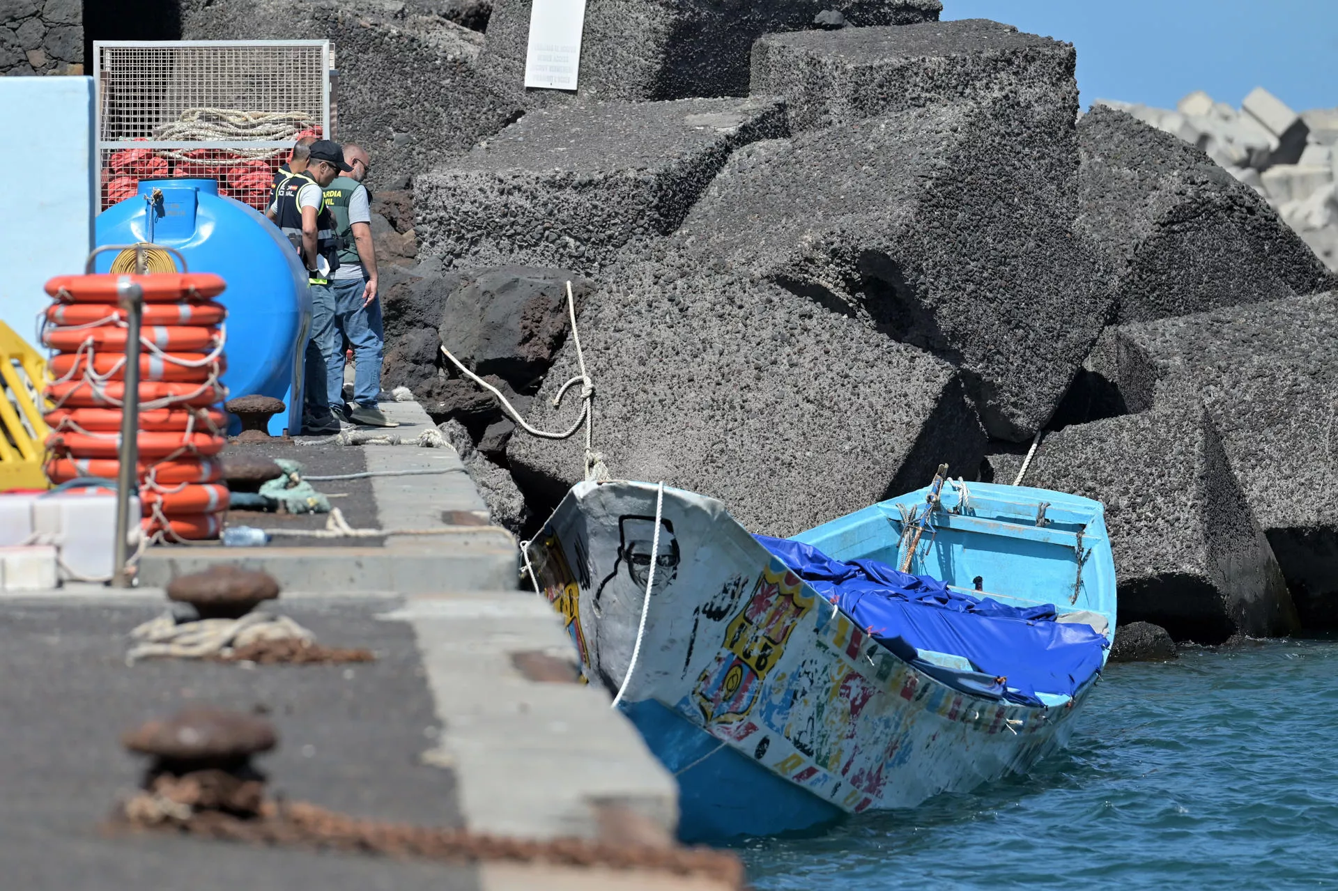  La embarcación de Salvamento Marítimo Salvamar Diphda ha rescatado este jueves en aguas cercanas a El Hierro un cayuco con 55 inmigrantes a bordo, entre ellas diez mujeres y seis menores, de los que uno era una bebé de 8 meses. EFE/Gelmert Finol