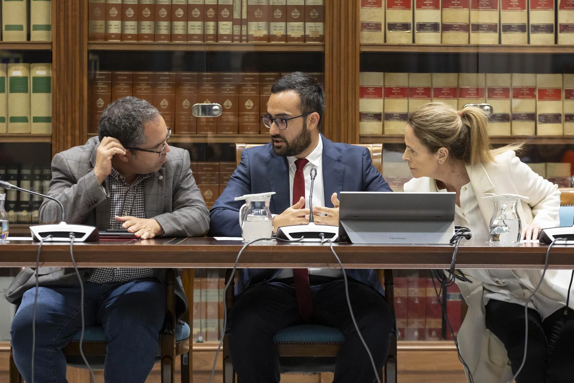 Los miembros de la mesa de la comisión: Gustavo Santana (i), Raúl Acosta y Luz Reverón. / MIGUEL BARRETO-EFE