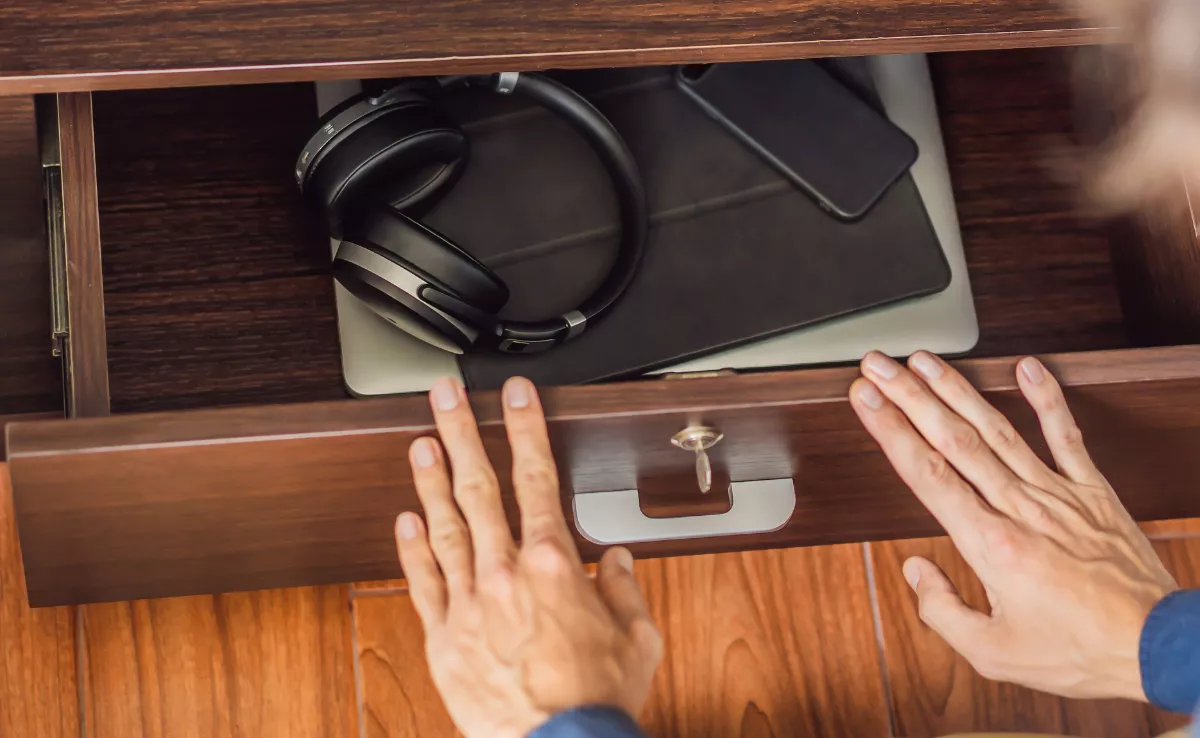 Imagen de una persona guardando sus aparatos electrónicos / CANVA