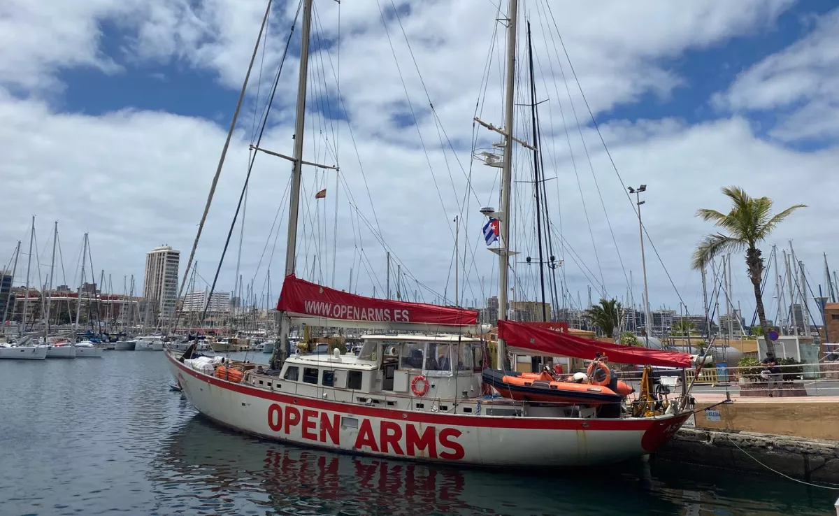 El velero 'Astral', de Open Arms, en el Muelle Deportivo de Las Palmas de Gran Canaria. / AH