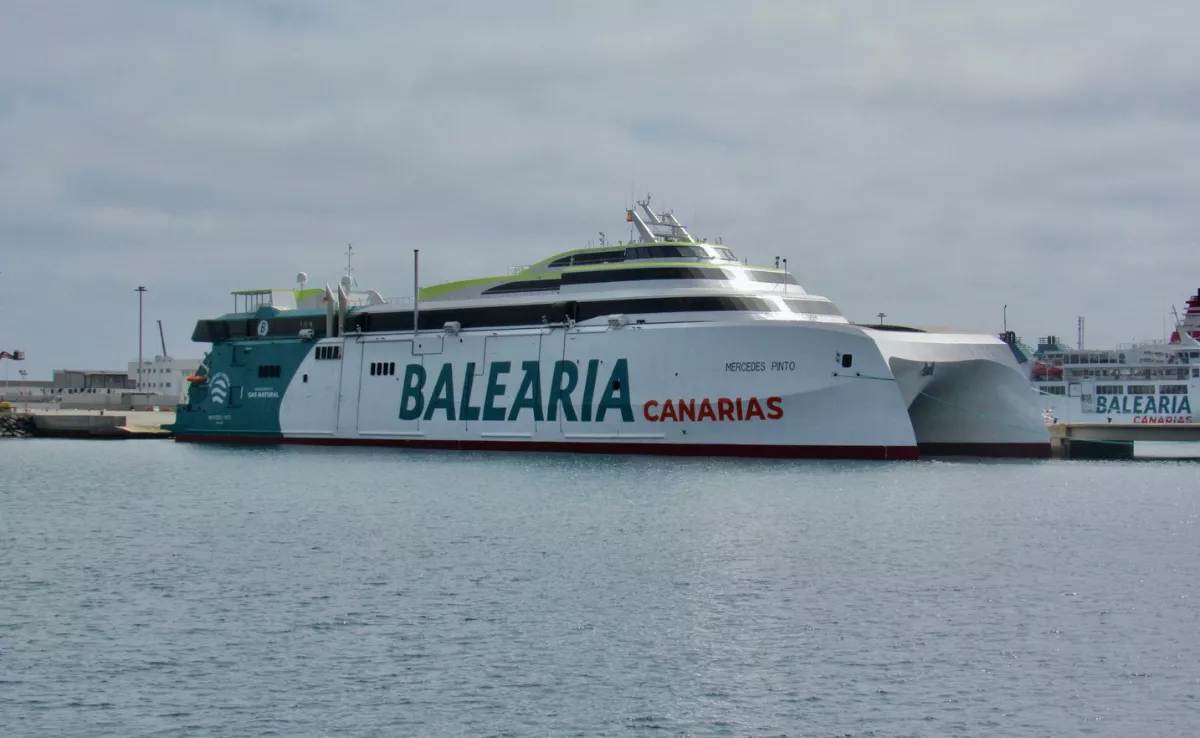 El buque 'Mercedes Pinto', de Baleària, durante una prueba de atraque en el Puerto de Las Palmas. / NICOLÁS AROCHA