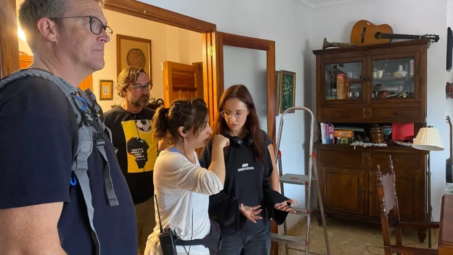 La directora habla con el equipo de producción para preparar la escena / ARIADNA MARTÍNEZ - ATLÁNTICO HOY La directora habla con el equipo de producción para preparar la escena / ARIADNA MARTÍNEZ - ATLÁNTICO HOY