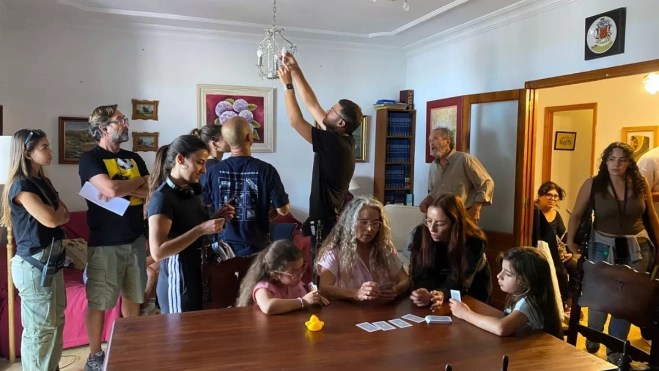 Mientras el equipo prepara el set, Santaolaya habla con las actrices / ARIADNA MARTÍNEZ - ATLÁNTICO HOY Mientras el equipo prepara el set, Santaolaya habla con las actrices / ARIADNA MARTÍNEZ - ATLÁNTICO HOY