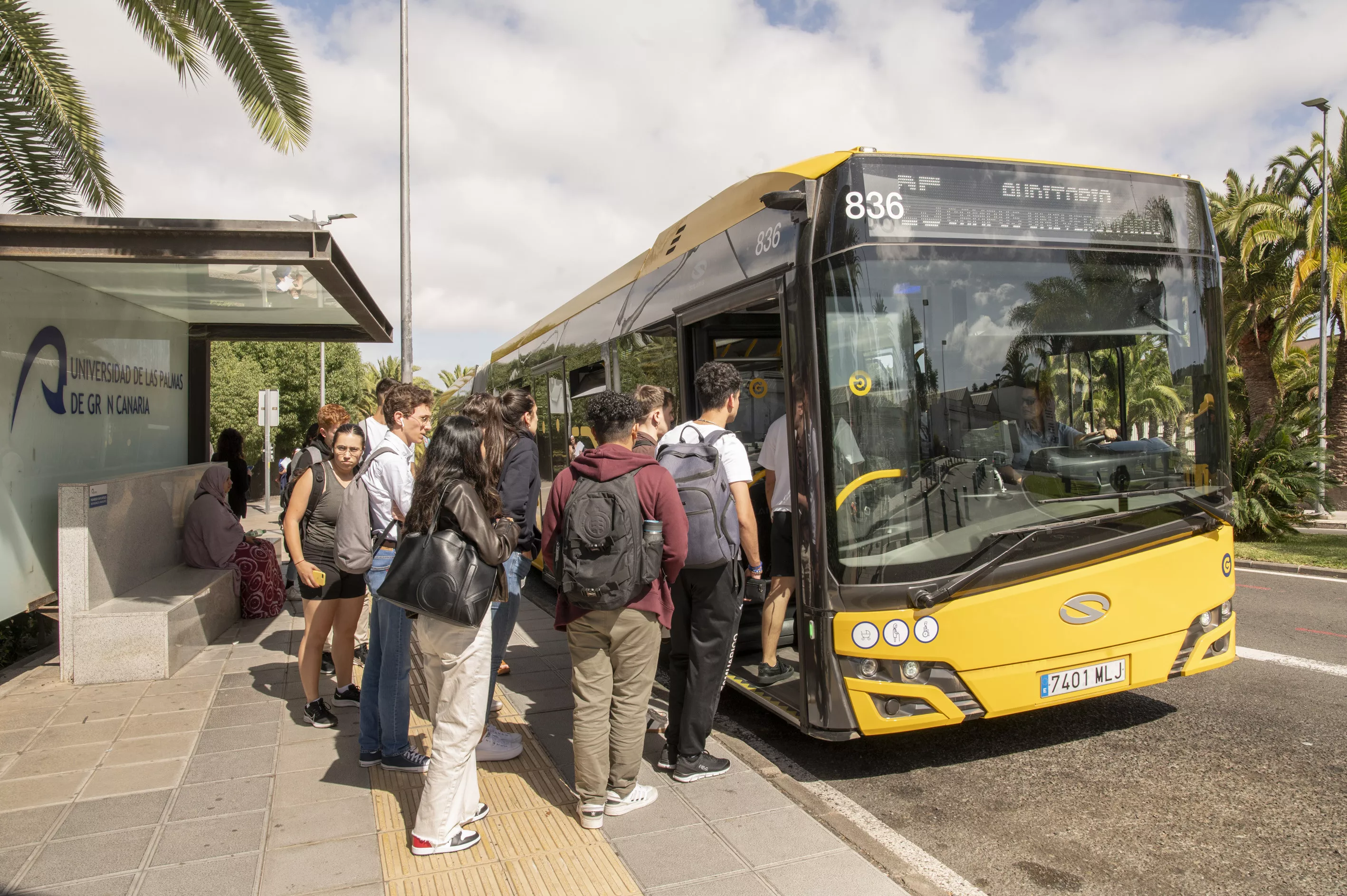 Una guagua municipal en el campus de Tafira. AH
