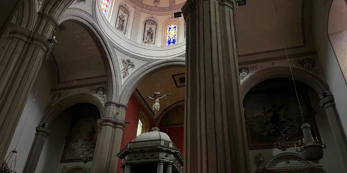 Imagen del interior de la Iglesia Matriz de Santiago de los Caballeros / LUNA MOYA - AH