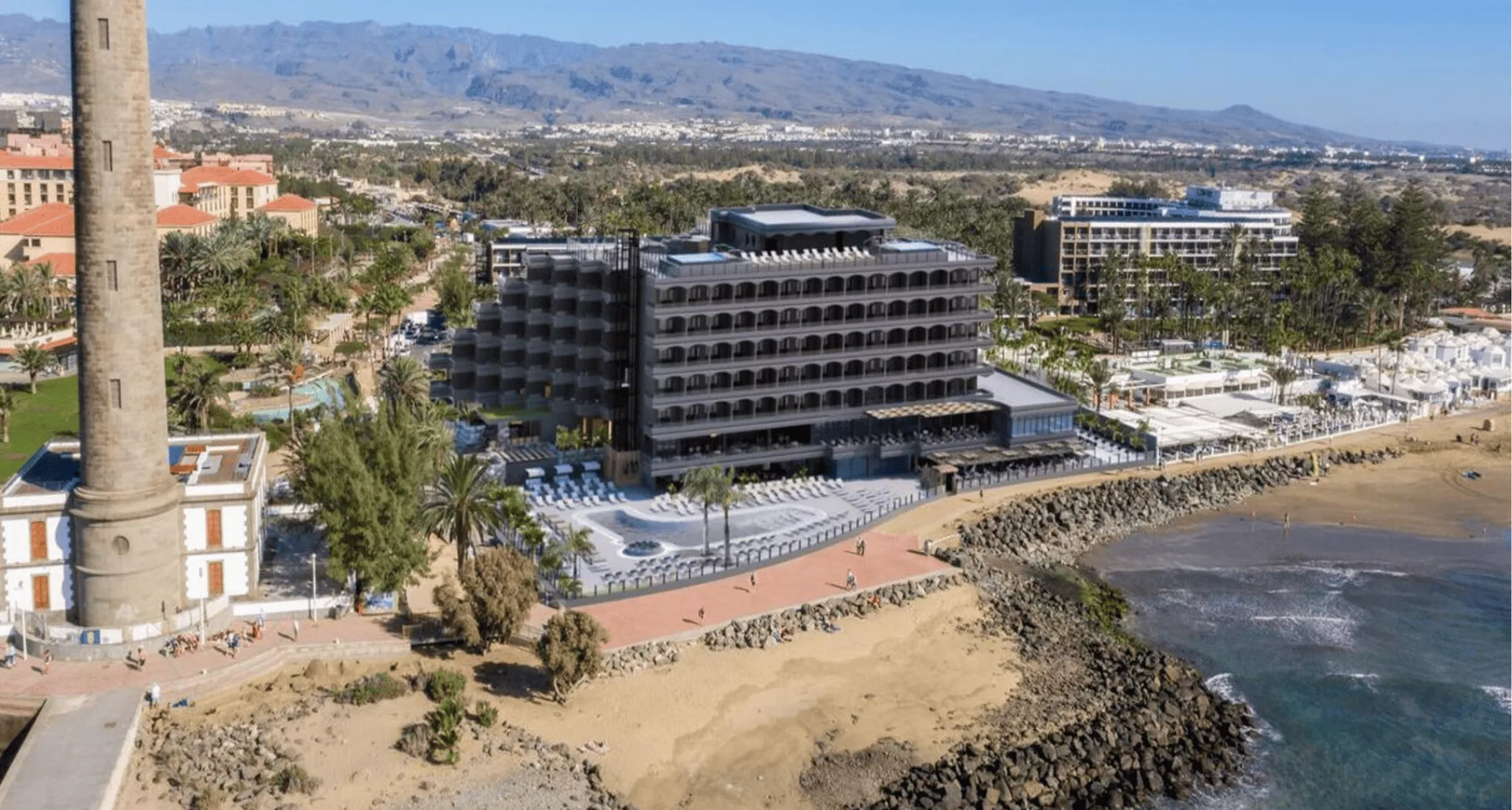 Espacio en el Lopesan, de la mano del IFA Hotel Faro de Maspalomas, pretende explotar un servicio de hamacas. / AH