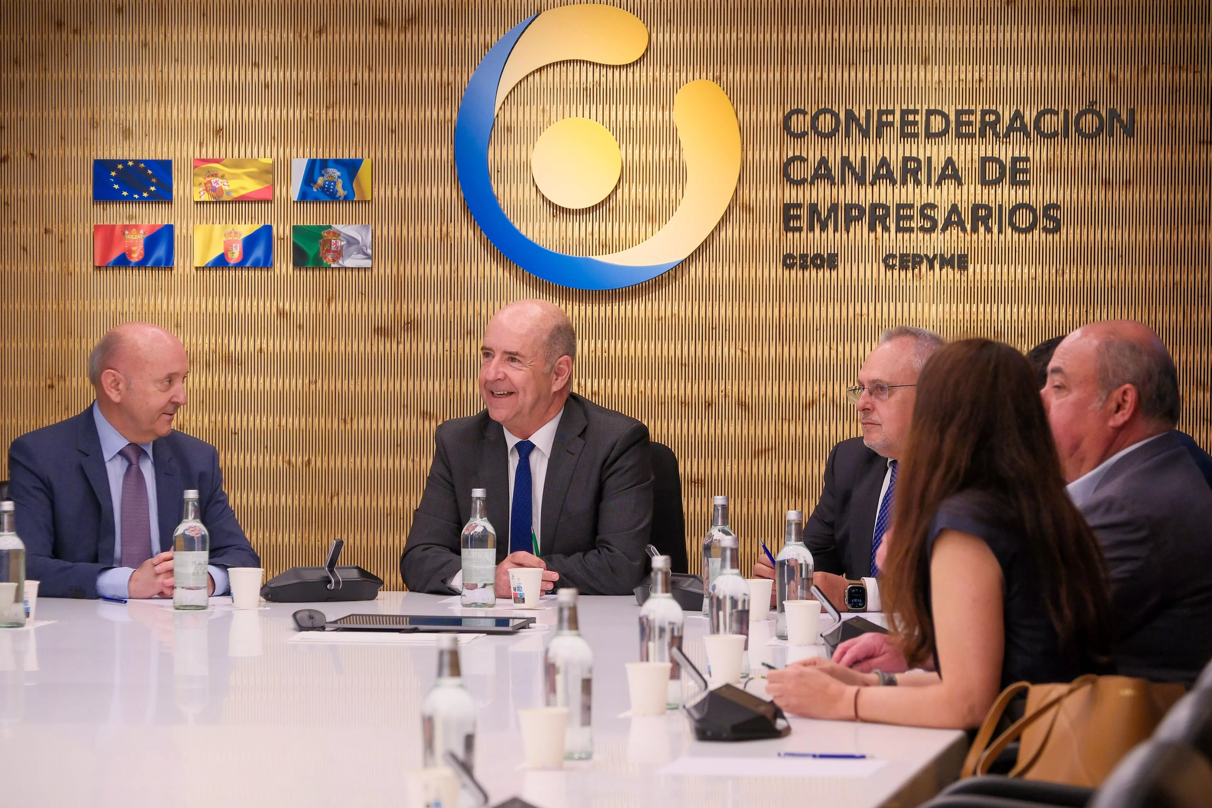 Pedro Ortega (centro), presidente de la Confederación Canaria de Empresarios./ CCE