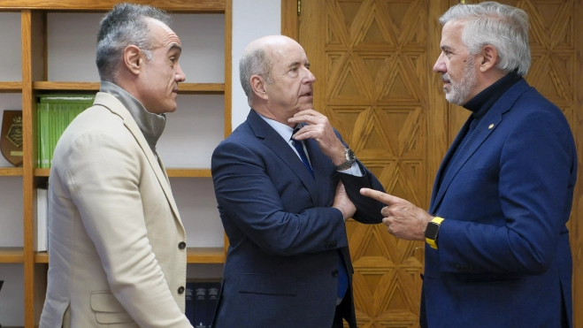 Pedro Ortega dialoga con Lluis Serra Majem, rector de la ULPGC. / AH Pedro Ortega dialoga con Lluis Serra Majem, rector de la ULPGC. / AH