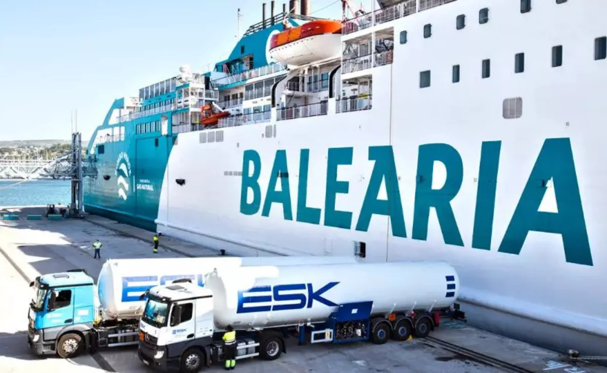 Dos camiones cisterna llenan de gas los tanques de un ferry de Baleària mediante el sistema Multi-Truck-to-Ship (MTTS). / REDES 