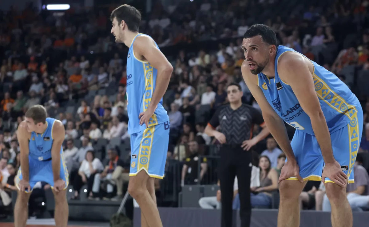 Los jugadores del Gran Canaria al finalizar el encuentro / EFE