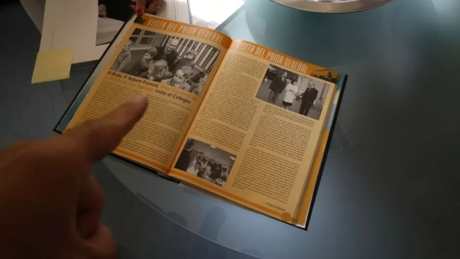 La revista del Colegio San Agustín donde aparece reflejada la visita que hizo el papa León XIV al centro en 2010 / EFE - Javier Lizón La revista del Colegio San Agustín donde aparece reflejada la visita que hizo el papa León XIV al centro en 2010 / EFE - Javier Lizón
