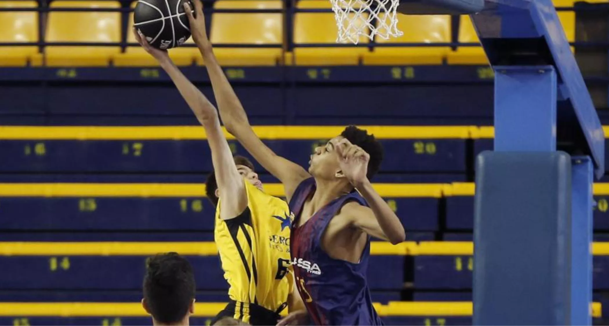 Wembanyama, el alien que aterrizó en Gran Canaria antes de conquistar la NBA. En la imagen, en el Centro Insular, en el duelo entre el Barça y el Canarias. / ACBPHOTO