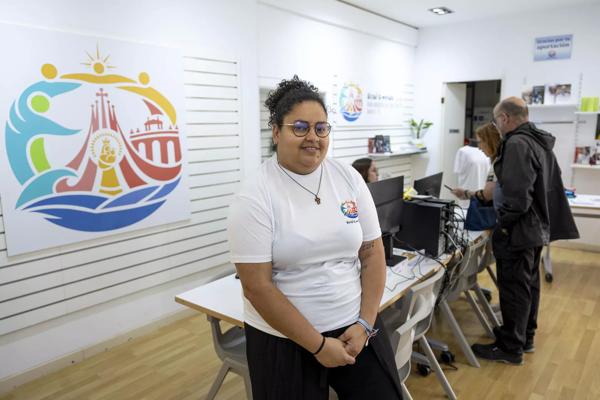 Francesca Torres, miembro del equipo de voluntarios para la visita del papa León XIV a Tenerife del 12 de junio.  / EFE - MIGUEL BARRETO