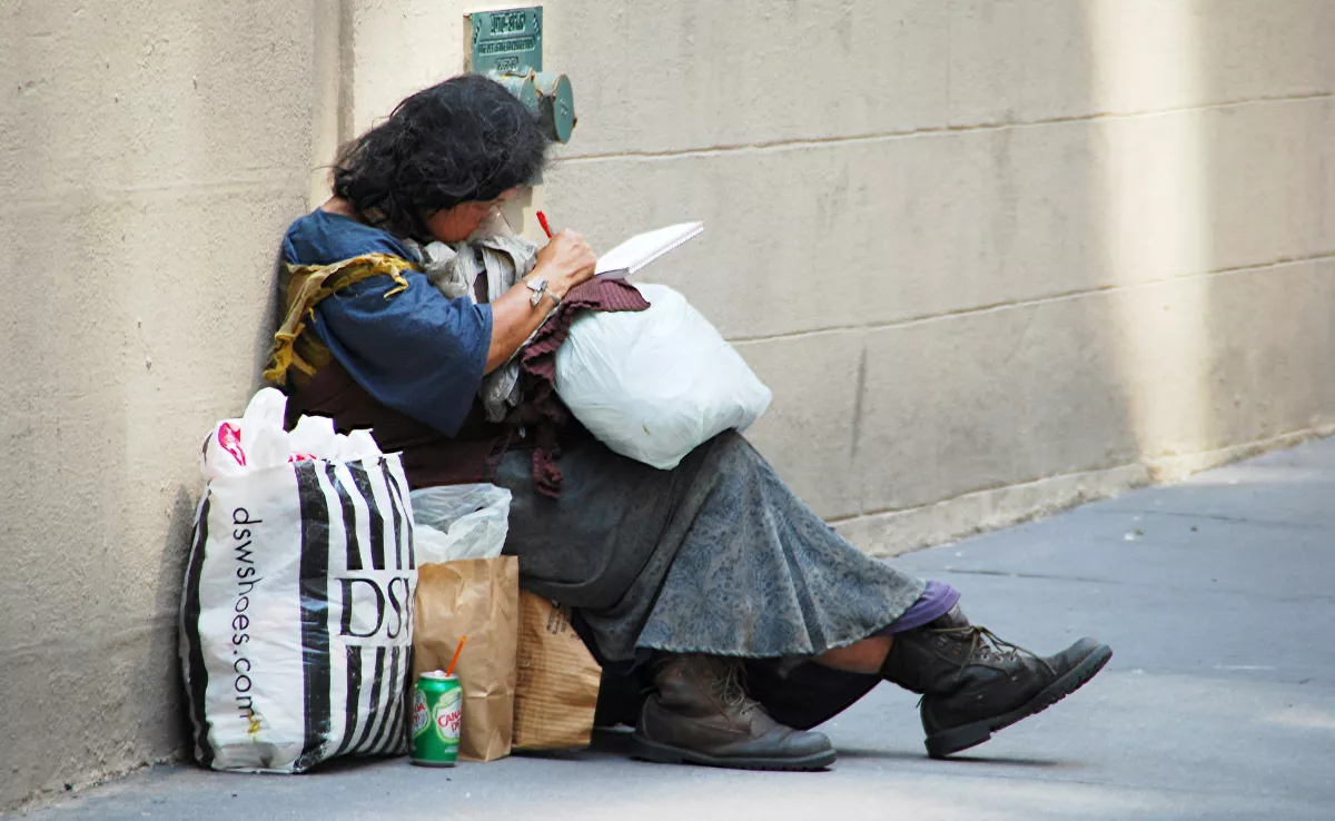 Mujer sin hogar en una imagen de archivo./ ISLE ORSEL-UNSPLASH