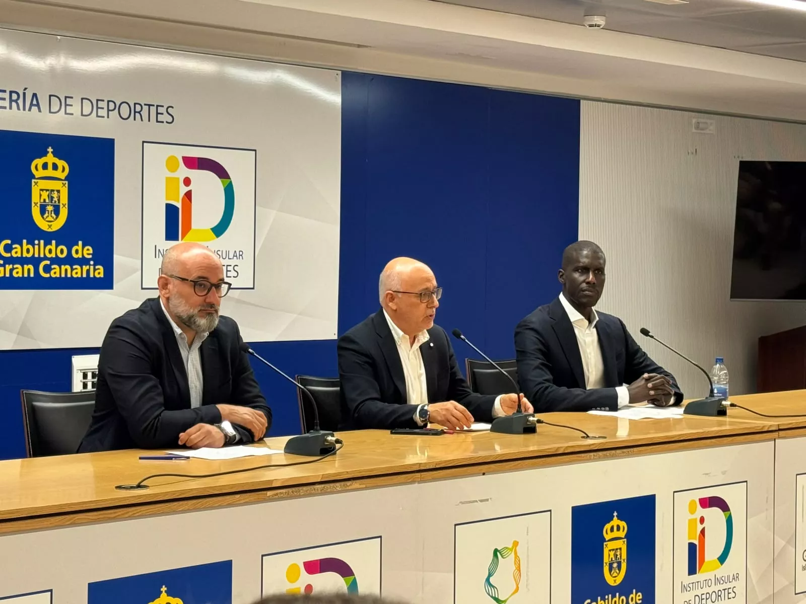 Momentos de la rueda de prensa donde Sitapha Savané anuncia oficialmente su dimisión como presidente del Club Baloncesto Gran Canaria. / MARTÍN ALONSO