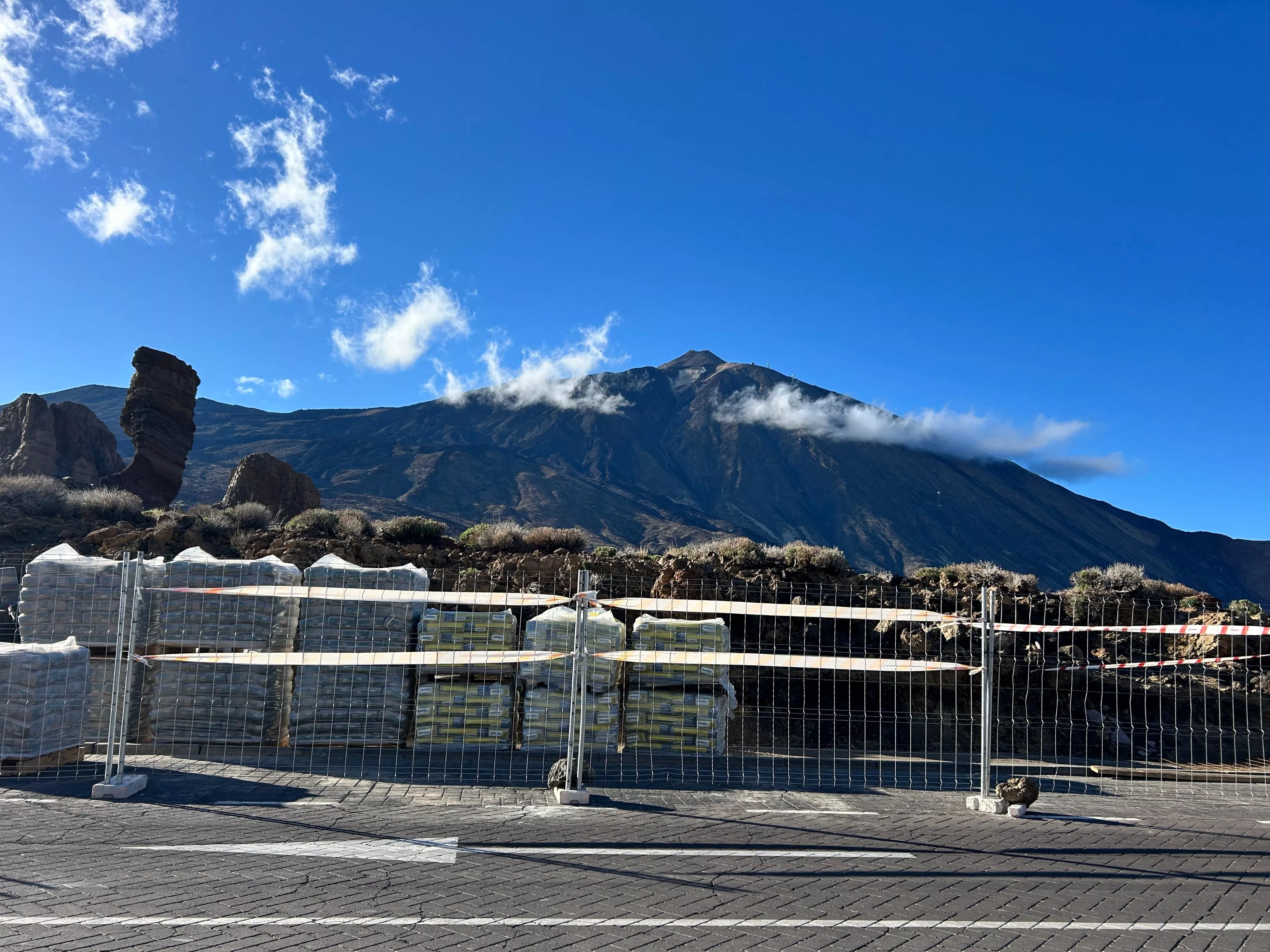 Imagen de los trabajos en los aparcamientos del Parque Nacional del Teide. / GOBIERNO DE CANARIAS