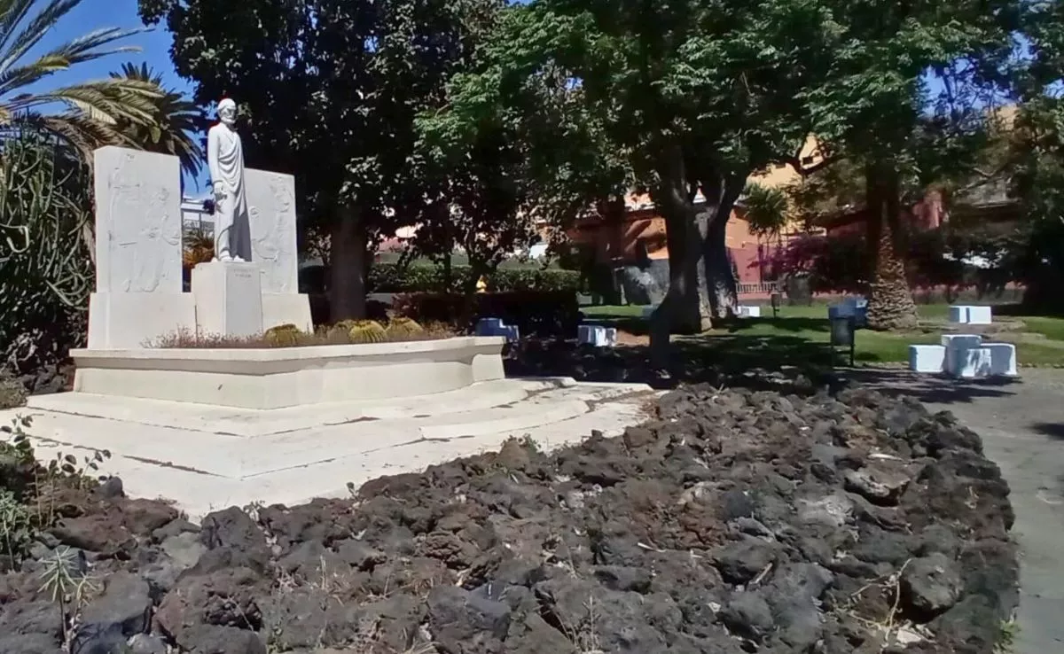Estatua plaza de los Cantos Canarios | AH