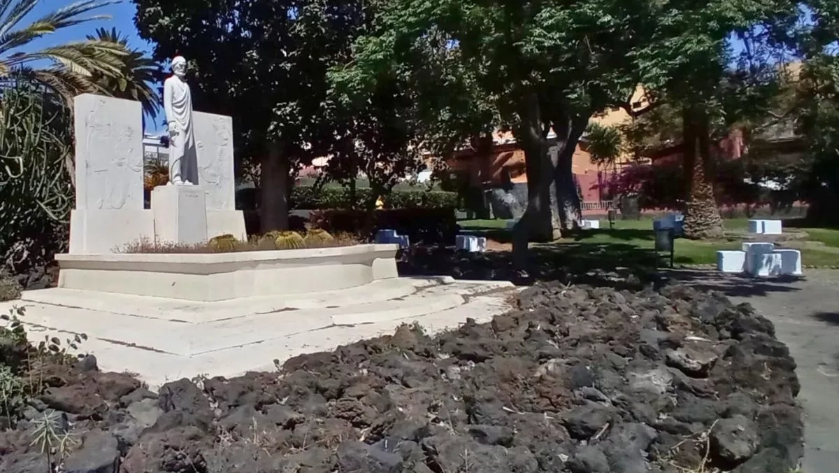 Estatua plaza de los Cantos Canarios Estatua plaza de los Cantos Canarios