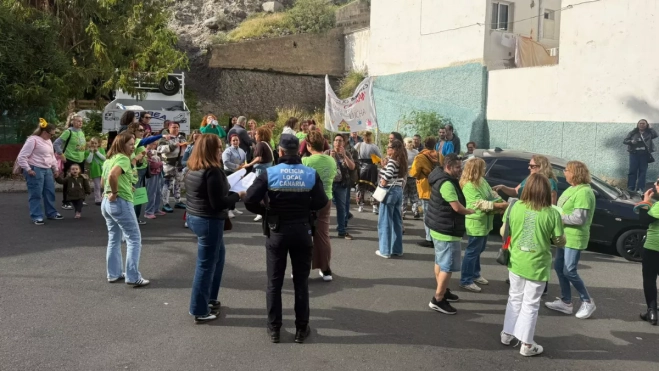 Manifestación en Zárate en defensa de la escuela infantil Las Folías / ASOCIACIÓN VECINAL, SOCIAL Y CULTURAL DE ZÁRATE (2) Manifestación en Zárate en defensa de la escuela infantil Las Folías / ASOCIACIÓN VECINAL, SOCIAL Y CULTURAL DE ZÁRATE (2)