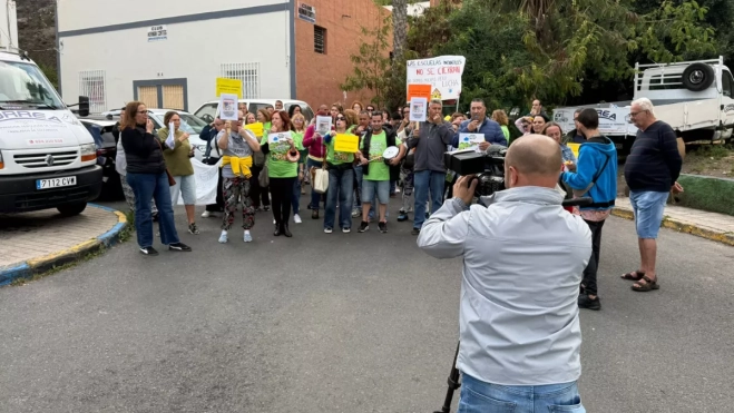 Manifestación en Zárate en defensa de la escuela infantil Las Folías / ASOCIACIÓN VECINAL, SOCIAL Y CULTURAL DE ZÁRATE Manifestación en Zárate en defensa de la escuela infantil Las Folías / ASOCIACIÓN VECINAL, SOCIAL Y CULTURAL DE ZÁRATE