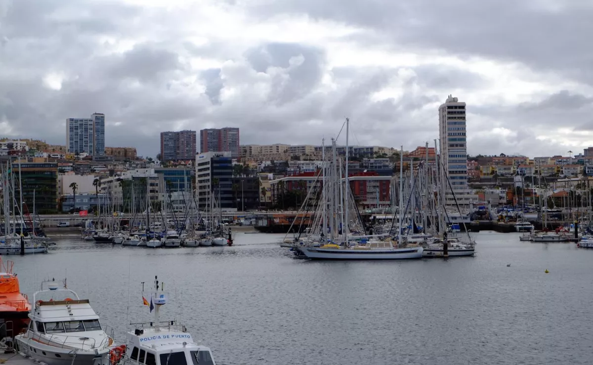 El Muelle Deportivo de Las Palmas de Gran Canaria, con la ciudad al fondo. / ATLÁNTICO HOY