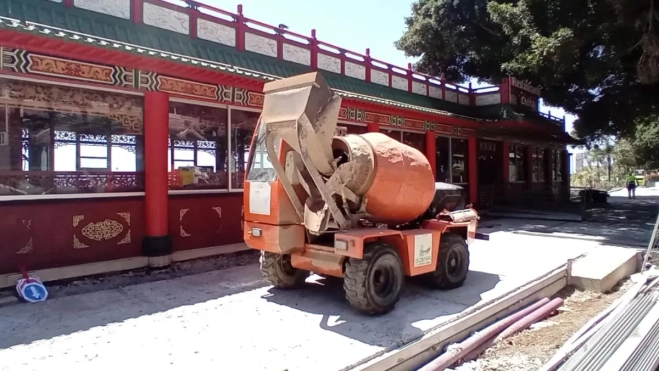 Maquinaria de obra en el exterior del restaurante China Anaga|AH Maquinaria de obra en el exterior del restaurante China Anaga|AH