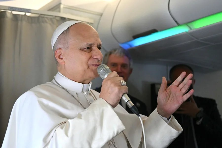 El Papa León XIV habla con periodistas a bordo de su vuelo con destino a Argel. / EFE/EPA/Alberto Pizzoli