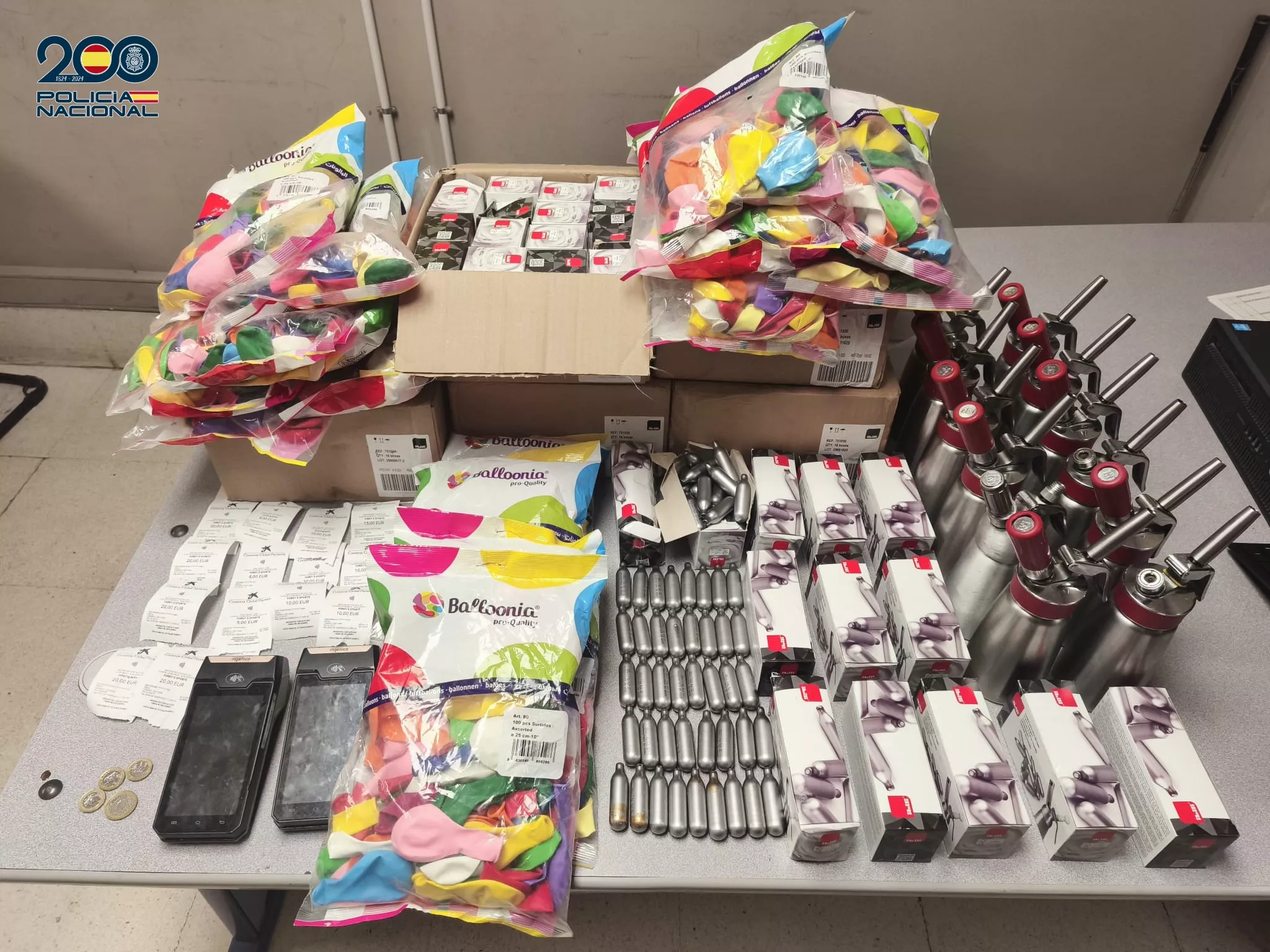 Diversas sustancias estupefacientes encontradas en un conocido pub del sur de Tenerife. / POLICÍA NACIONAL