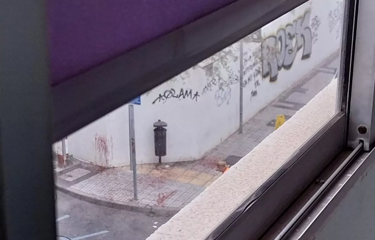 Restos de sangre en la esquina de Molino de Viento con Carvajal. CEDIDA