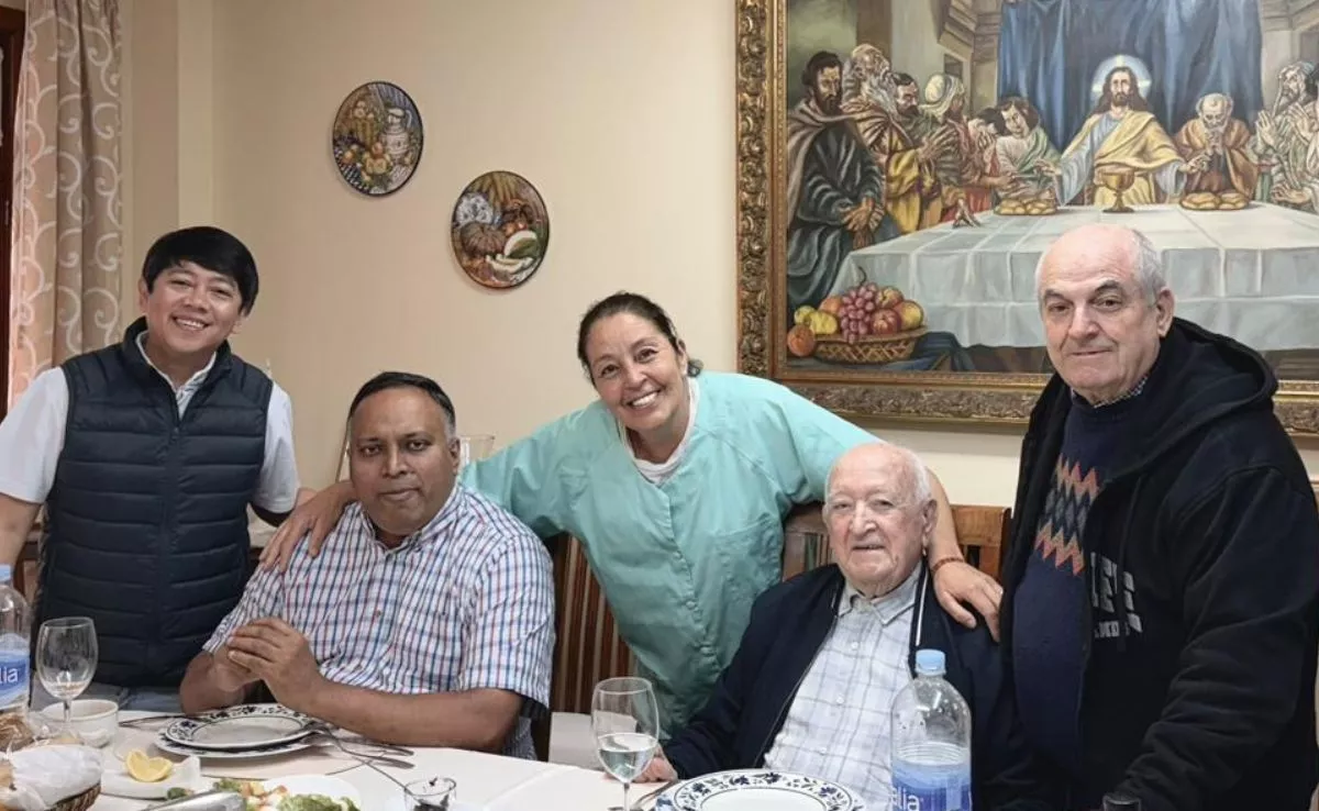 Ángel, Manuel, Aldrin y Jojo, los cuatro agustinos de Puerto de la Cruz, junto a Julia, la cocinera de la comunidad |CEDIDA