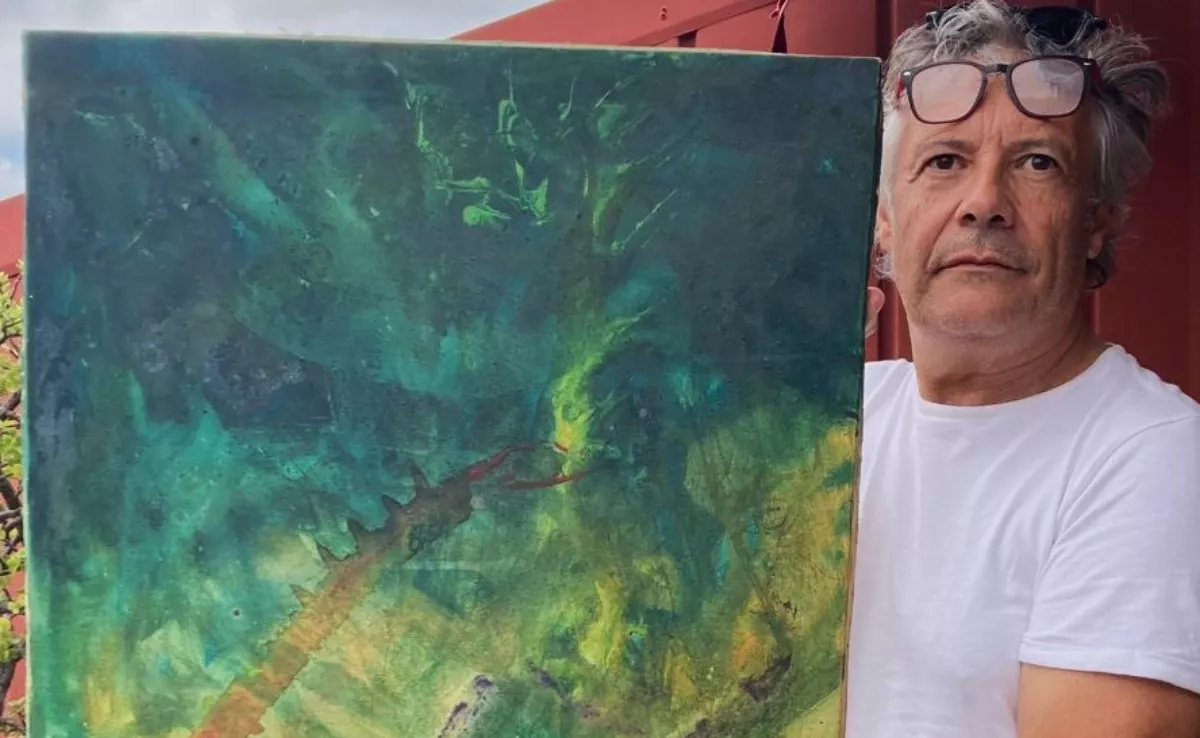 Jordi Solsona con una pieza del Museo de Arte Abandonado./ JS