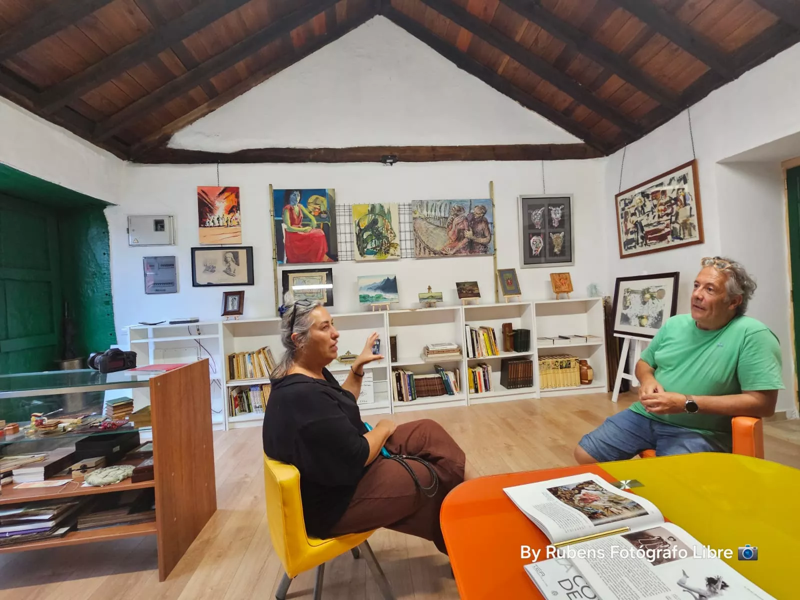 Museo del Arte Abandonado con su dueño, Jordi Solsona, a la derecha./ JS