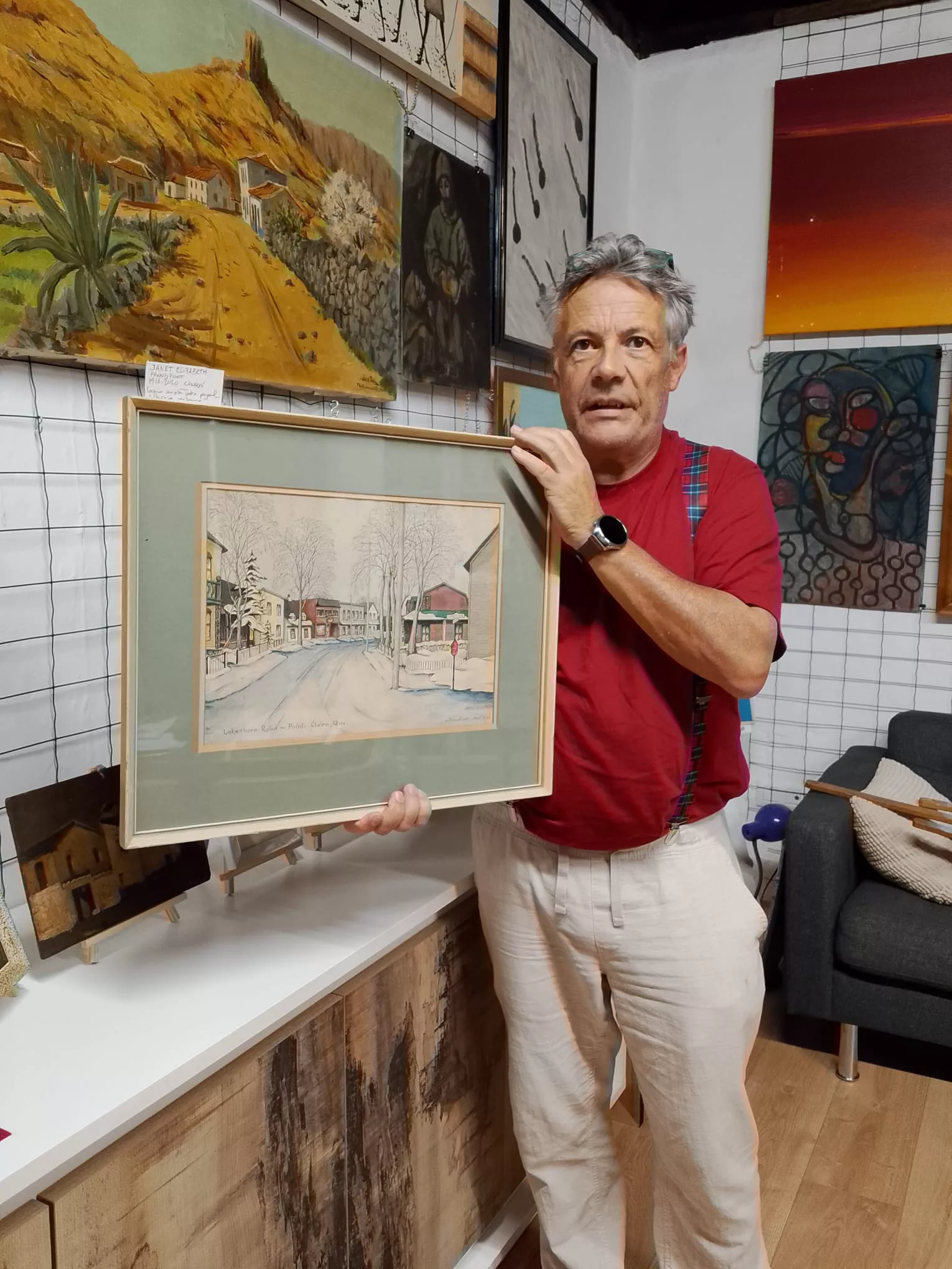 Jordi Solsona sostiene una acuarela de la artista canadiense Janet Elisabeth Proudfoot que apareció en la basura en Tenerife./ JS