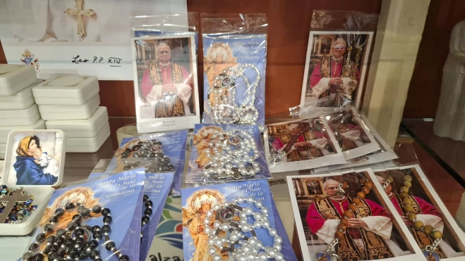  Recuerdos del papa León XIV a la venta en una tienda de imaginería religiosa con motivo de la visita del Pontífice a España