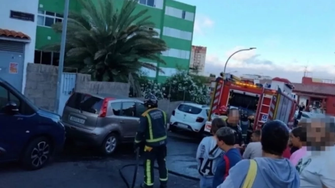 Los bomberos sofocan un incendio en Somosierra, Santa Cruz de Tenerife. / CEDIDA