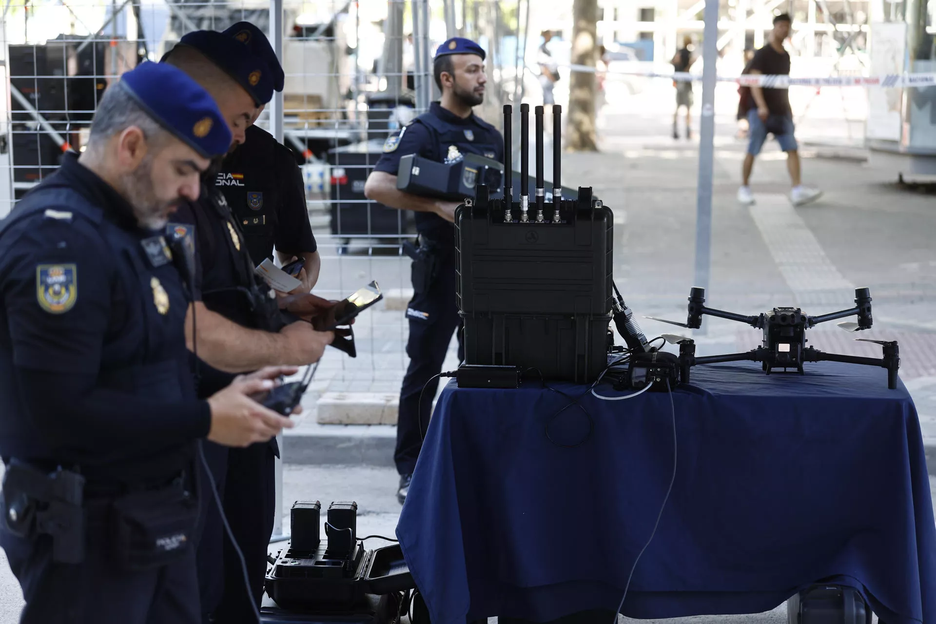 La Policía Nacional presenta el dispositivo de Seguridad Aérea con motivo de la visita del Papa León XIV. EFE/Rodrigo Jiménez