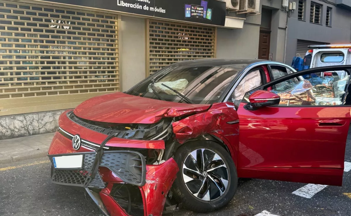 Imagen del coche que chocó en Santa Cruz de Tenerife con el tranvía. / POLICÍA LOCAL DE SANTA CRUZ DE TENERIFE -  RTVC