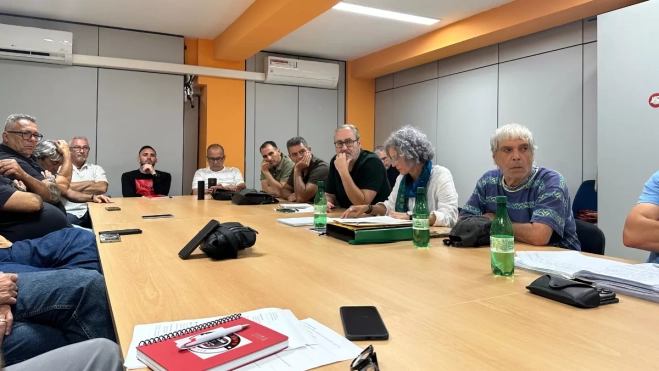Imagen de los trabajadores durante la reunión con la oposición / ATLÁNTICO HOY - MARCOS MORENO