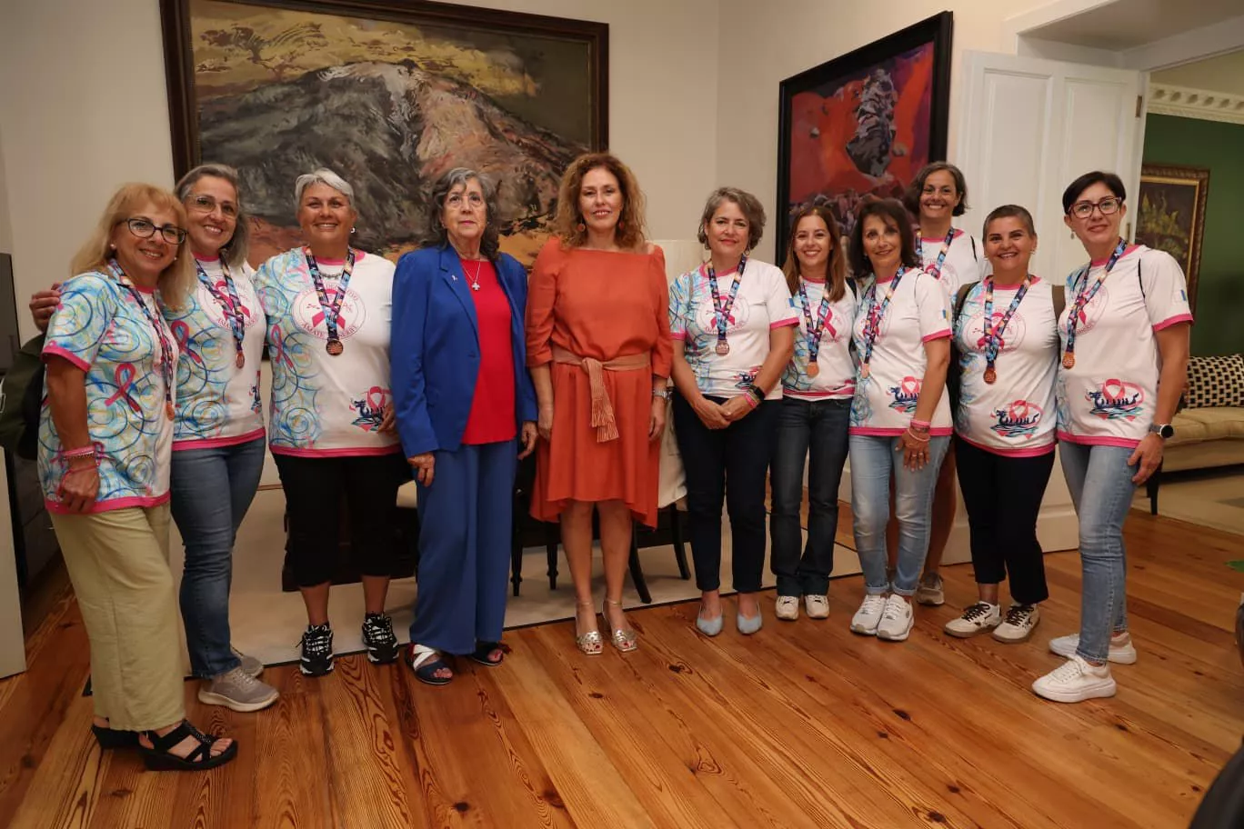 La presidenta del Parlamento de Canarias, Astrid Pérez, recibió este miércoles a una representación del Club Deportivo Ámate Tenerife. / CEDIDA