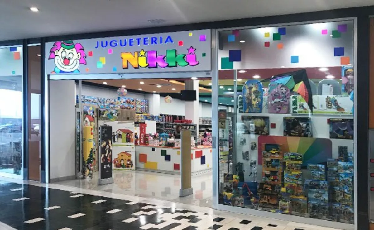 Los trabajadores de Jugueterías Nikki denuncian explotación laboral y convocan una protesta en su tienda frente al Meridiano