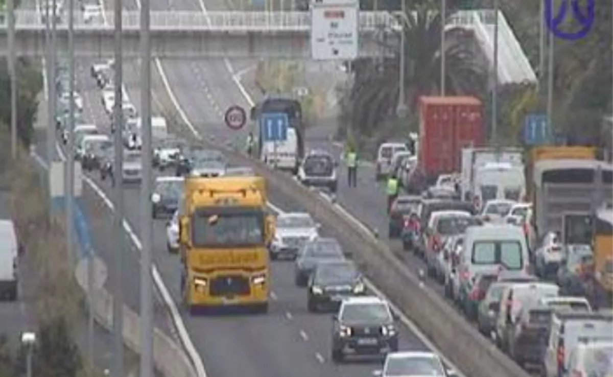 Accidente en la TF-5 dirección a Santa Cruz de Tenerife. / CÁMARAS CABILDO DE TENERIFE