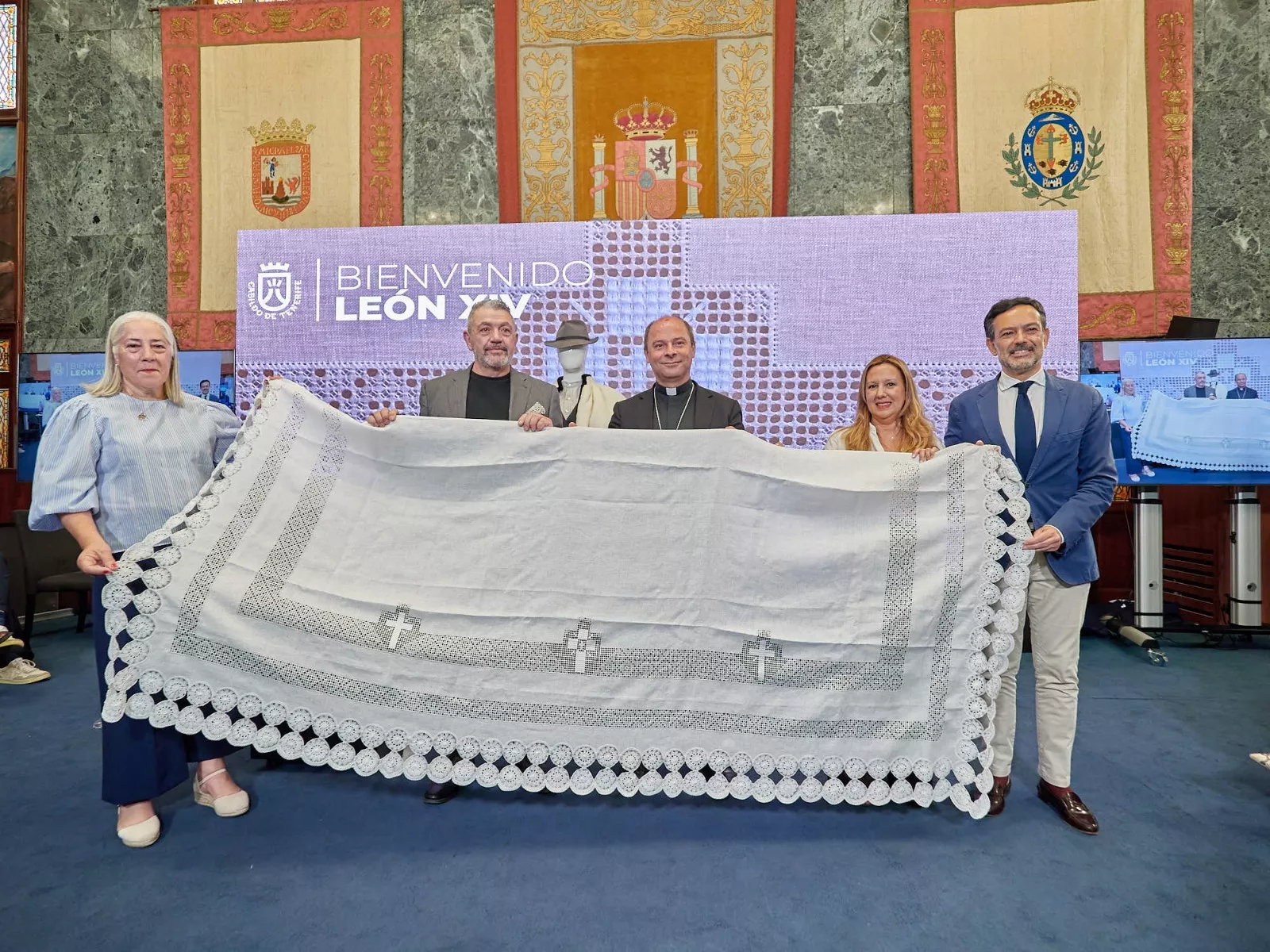 Manta esperancera y una pieza de calado y roseta, los regalos de Tenerife para el papa León XIV. / CABILDO DE TENERIFE